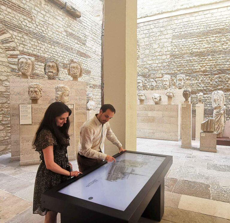Table tactile du musée de Cluny à Paris